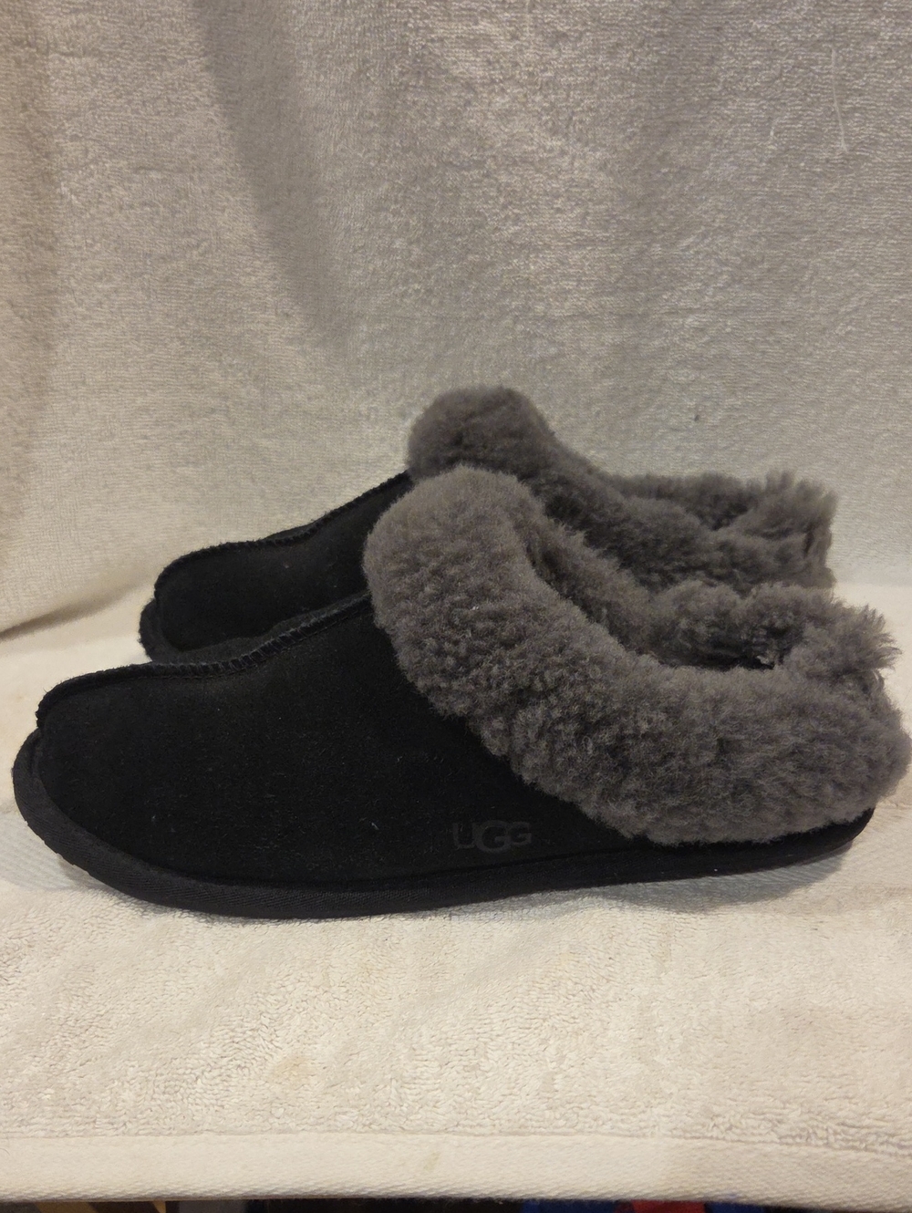 UGG SLIPPERS